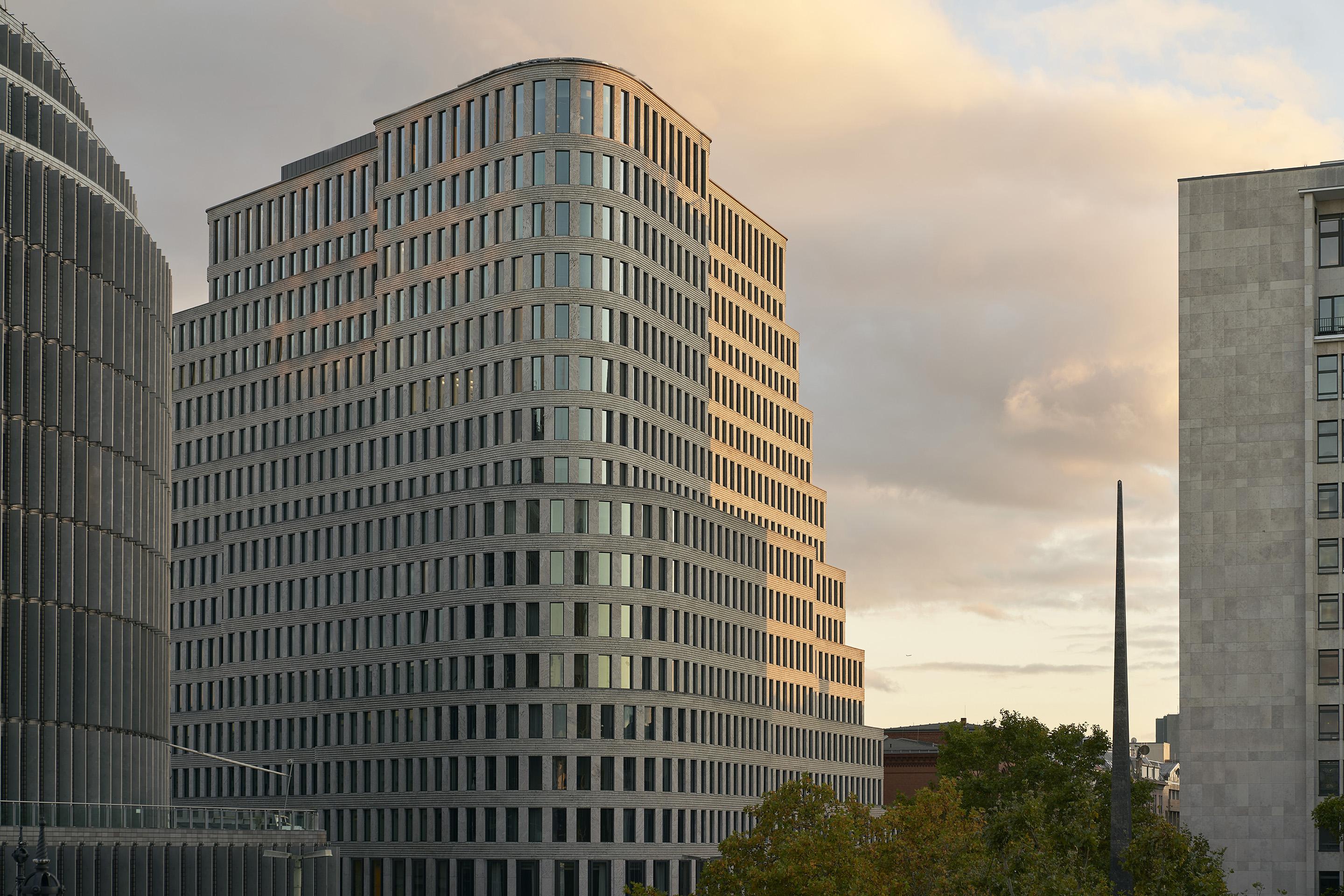 Dorint Kurfuerstendamm Berlin Hotel Bagian luar foto The building of the Federal Ministry of the Interior, Berlin