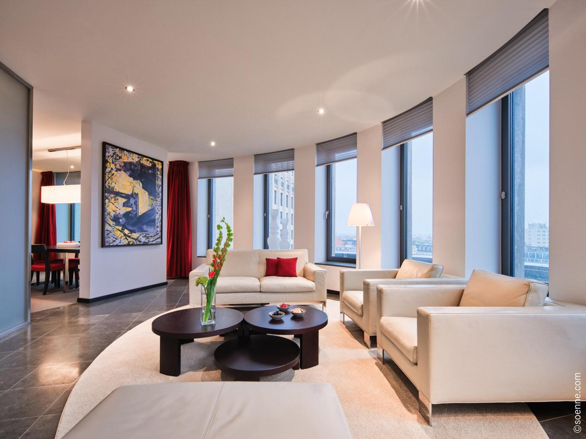 Dorint Kurfuerstendamm Berlin Hotel Bagian luar foto A living room in a suite at the Mandarin Oriental, Munich